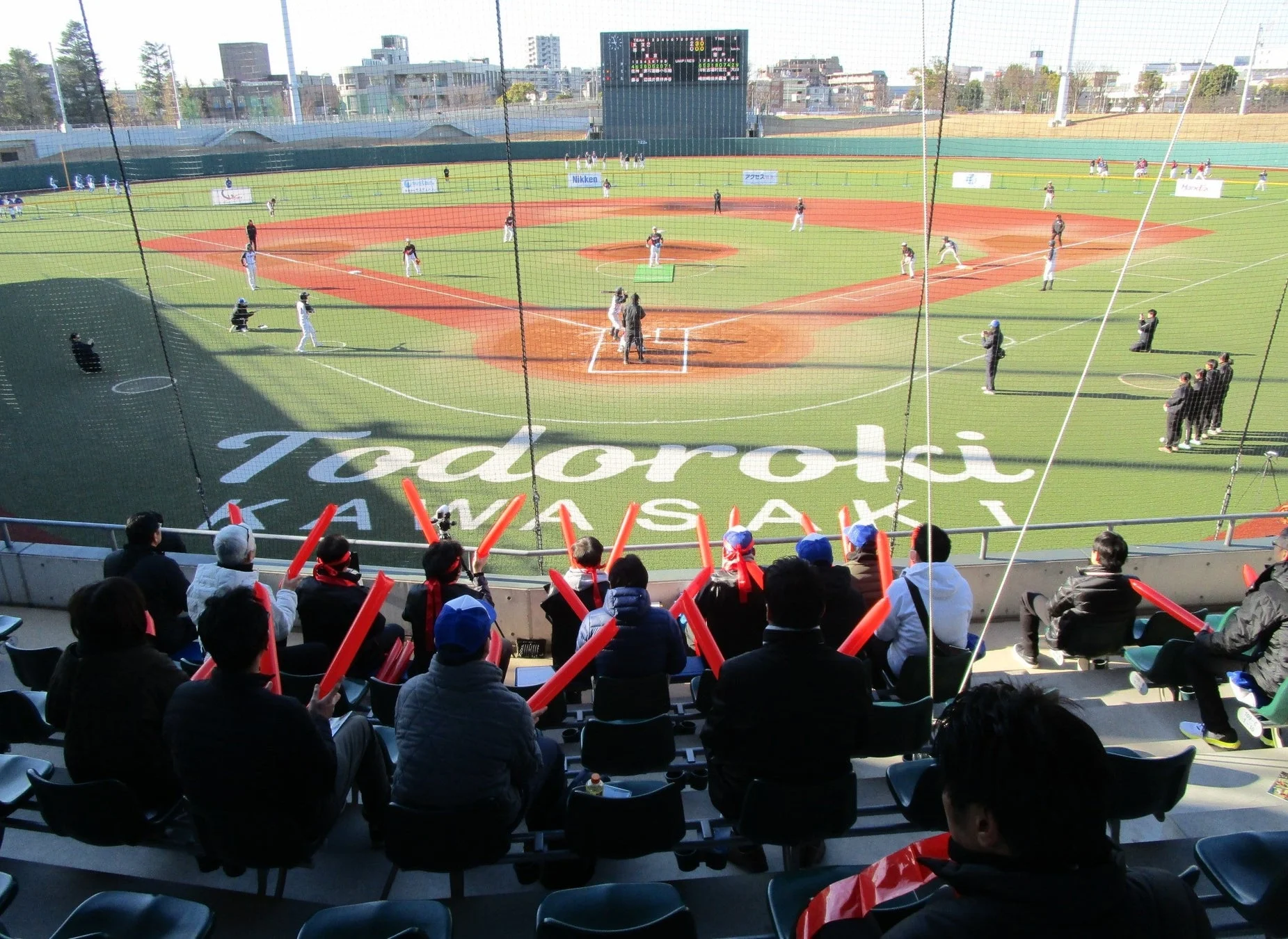 等々力球場の観客席とスコアボード