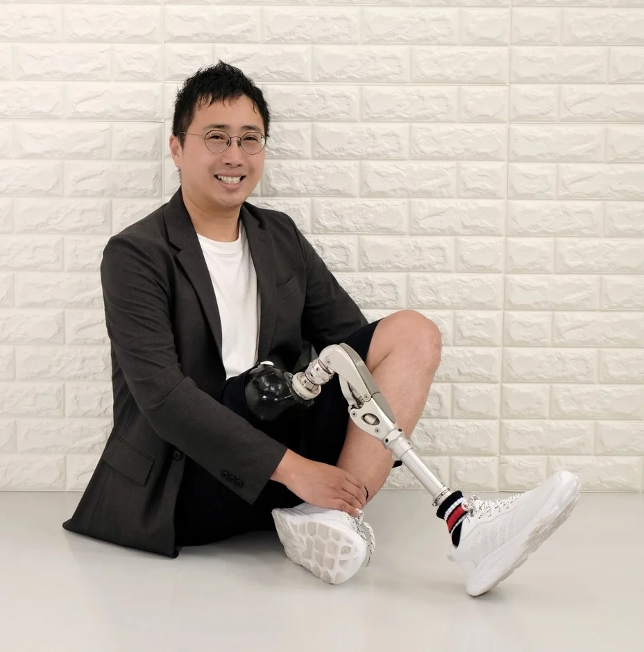 笑顔で座る大塚氏