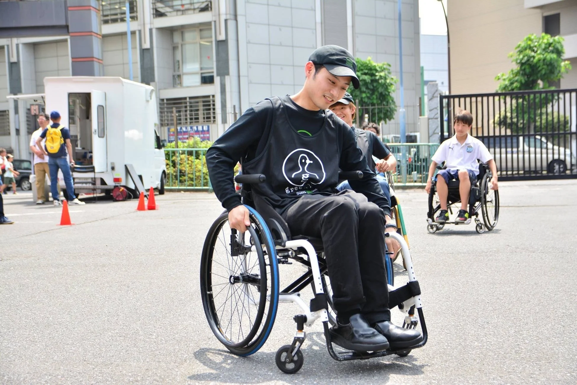 屋外で車椅子に乗る人々