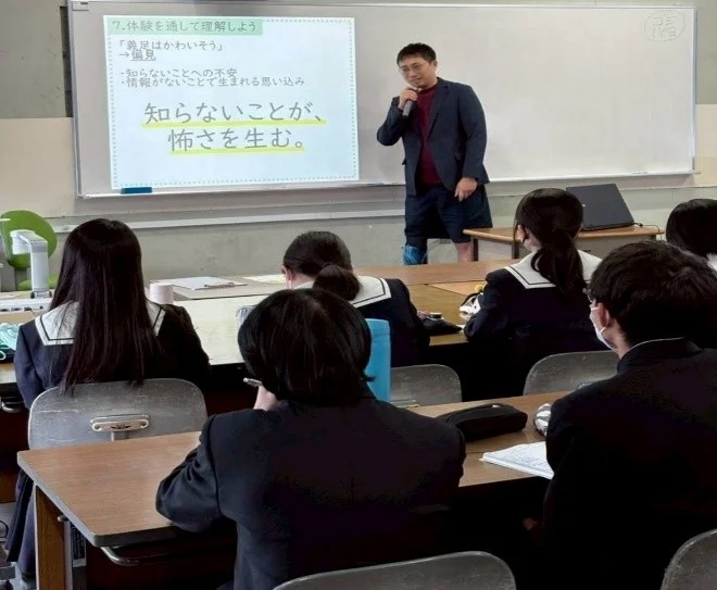 講演中の大塚氏と生徒たち