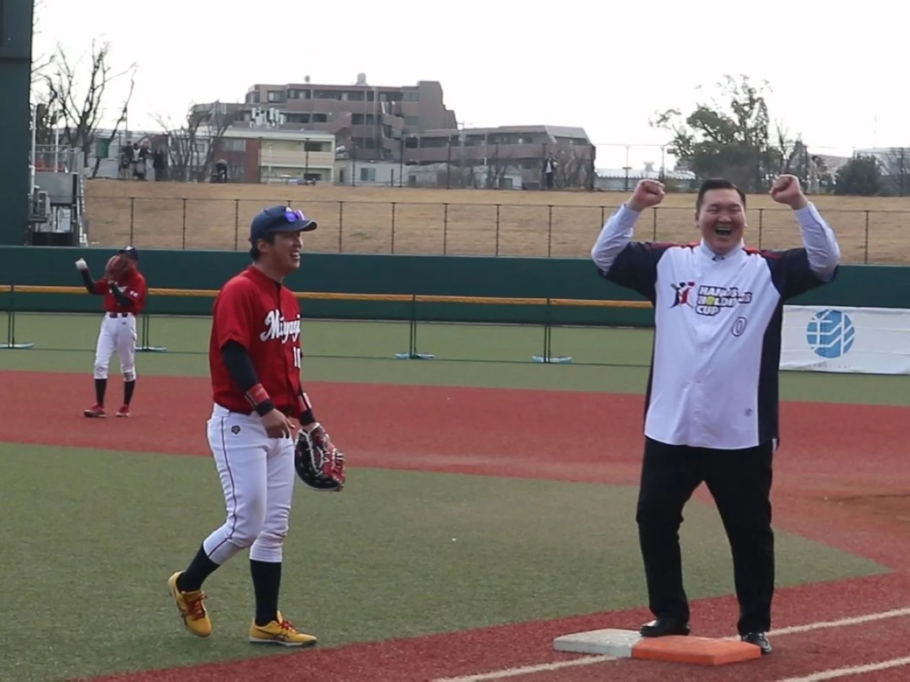 白鵬氏と選手が喜ぶ様子