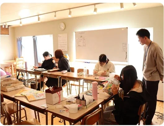 教室で学習する生徒たち