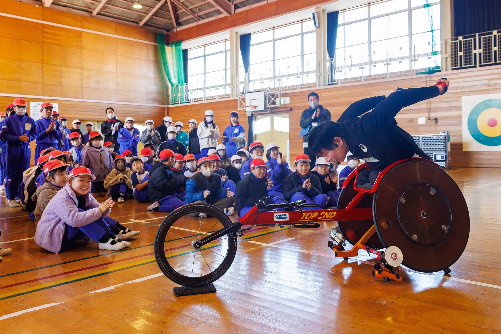 車いすアスリートによるハンドサイクルのデモンストレーション