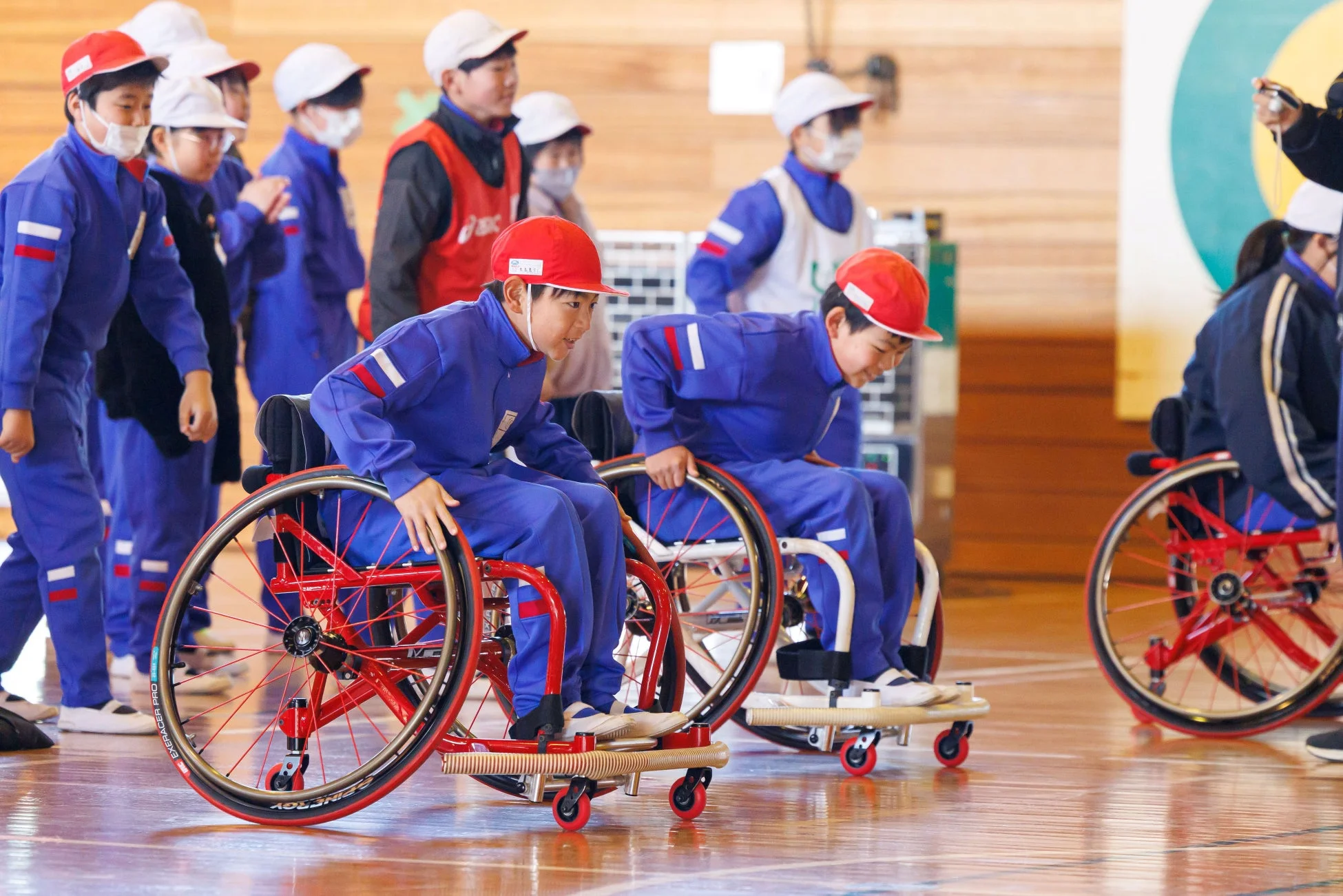 車いすに乗ってパラスポーツを体験する子どもたち