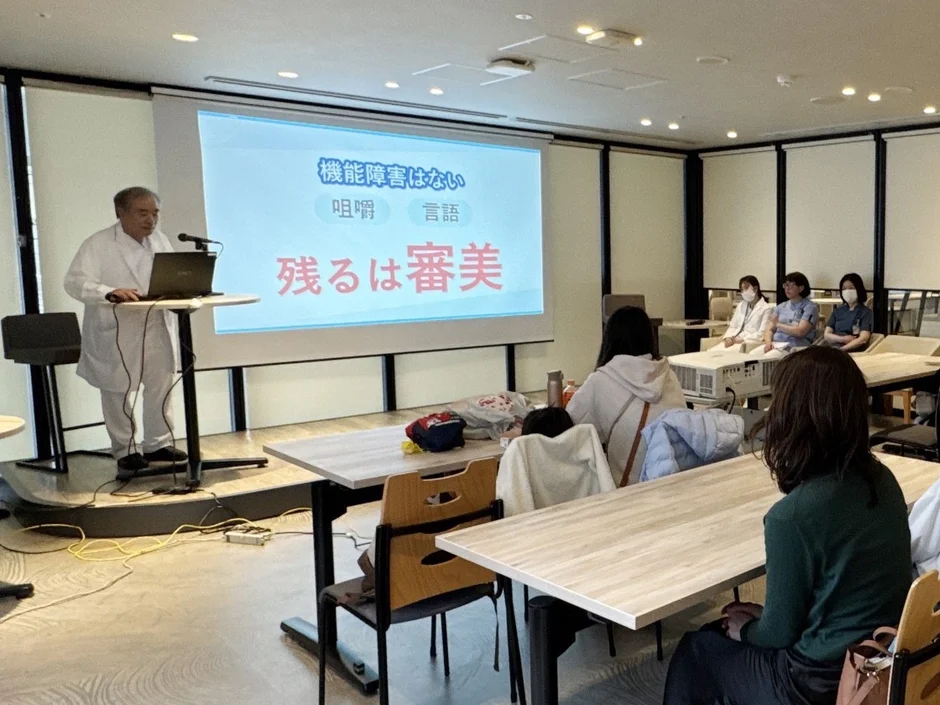 白衣の講師によるプレゼンテーション