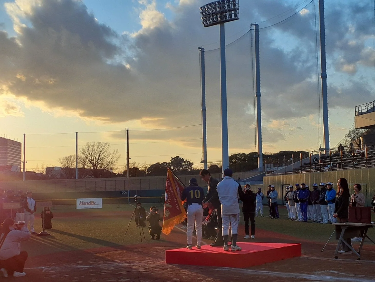 夕暮れの表彰式