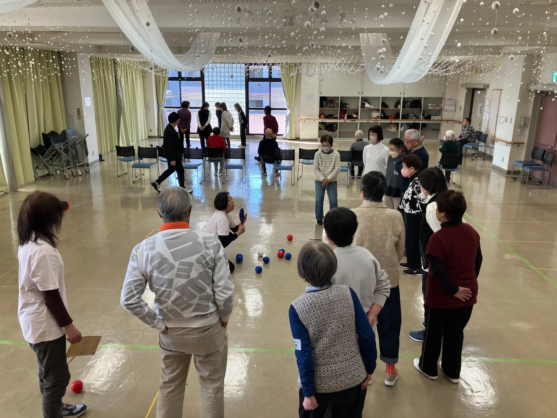 ボッチャを楽しむ高齢者たち