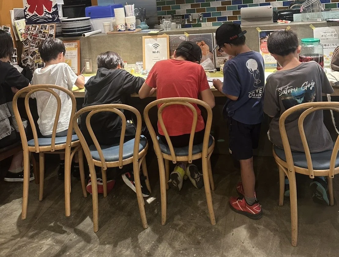 カウンター席に座る子どもたち