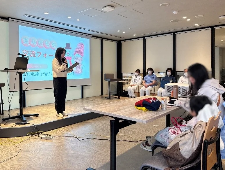 フォーラムで発表する女性