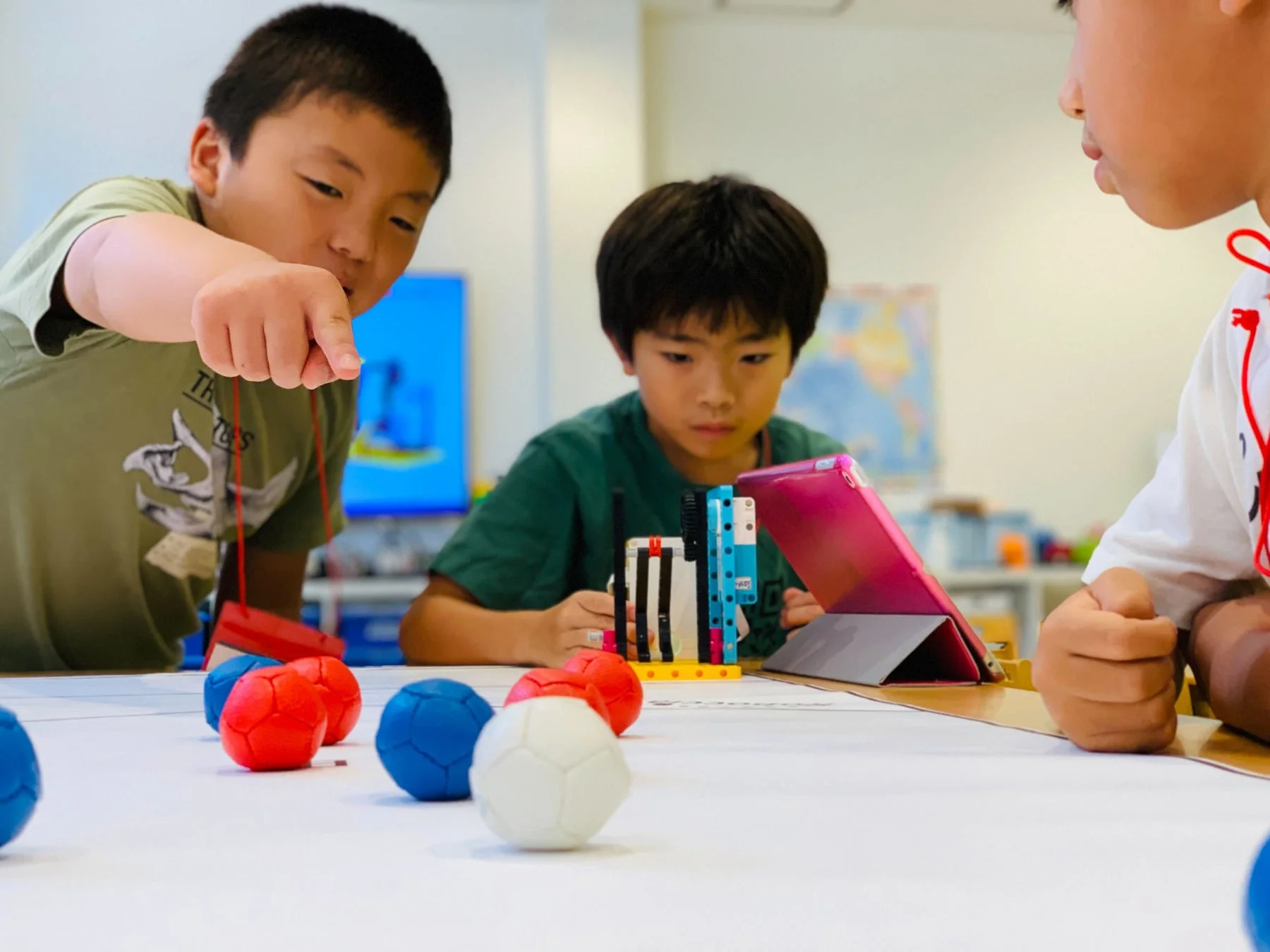 子供たちがロボットを操作している様子