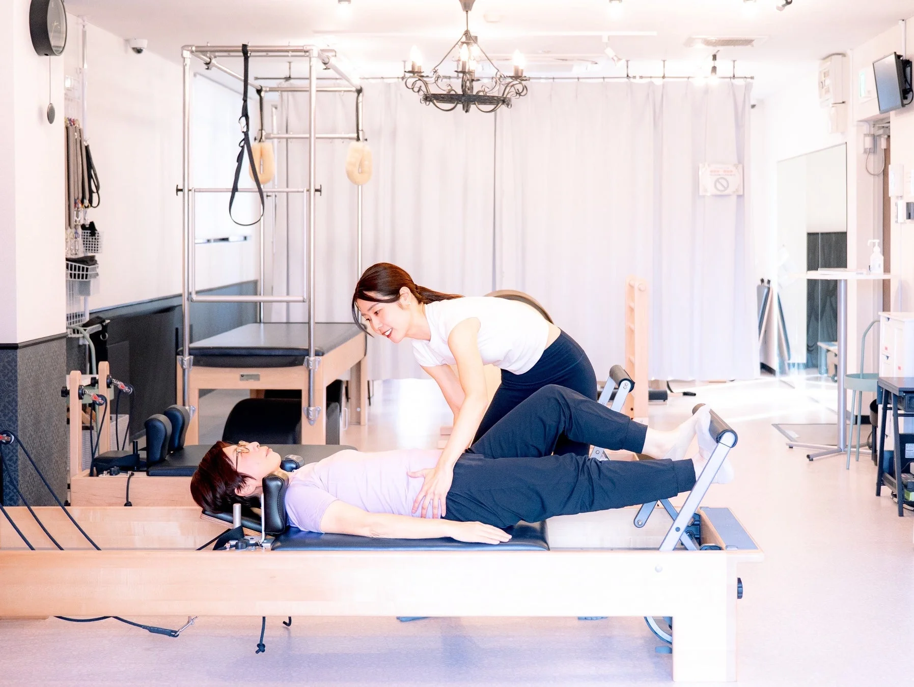 ピラティスリフォーマーでの指導風景