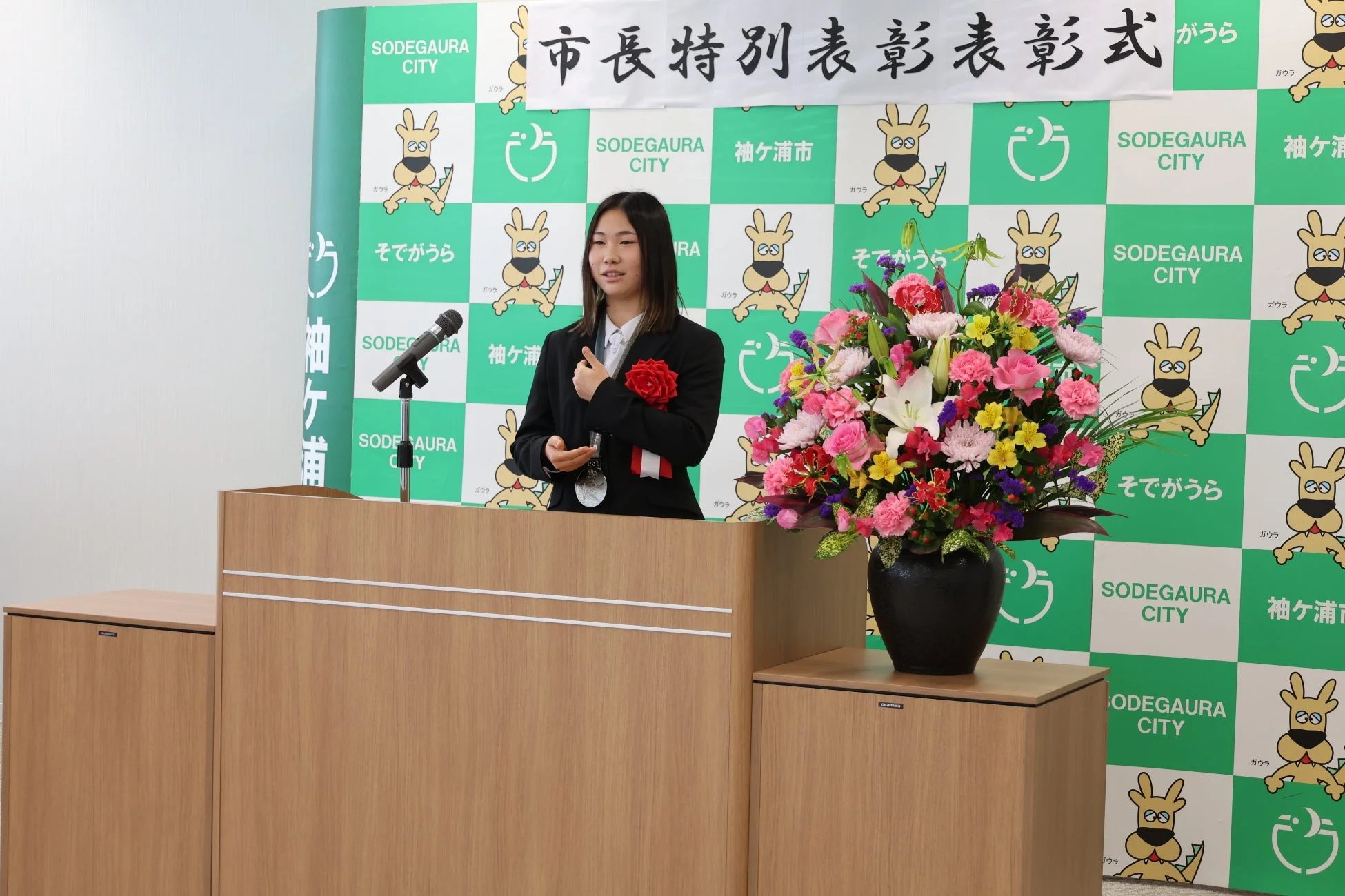 表彰式でスピーチをする髙木選手