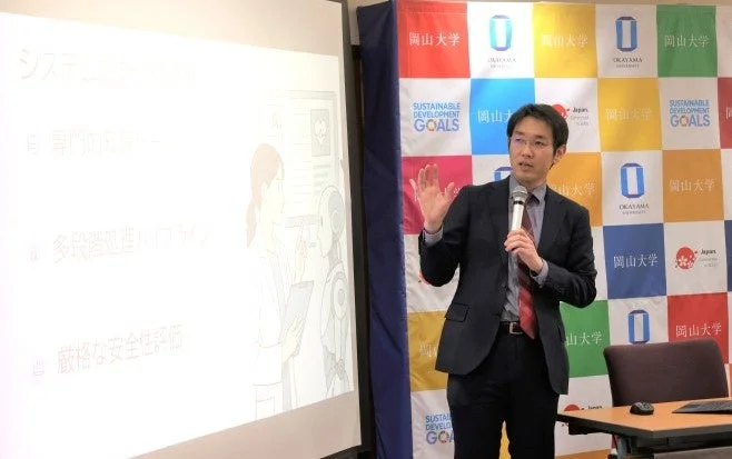 講演中の男性とプロジェクター