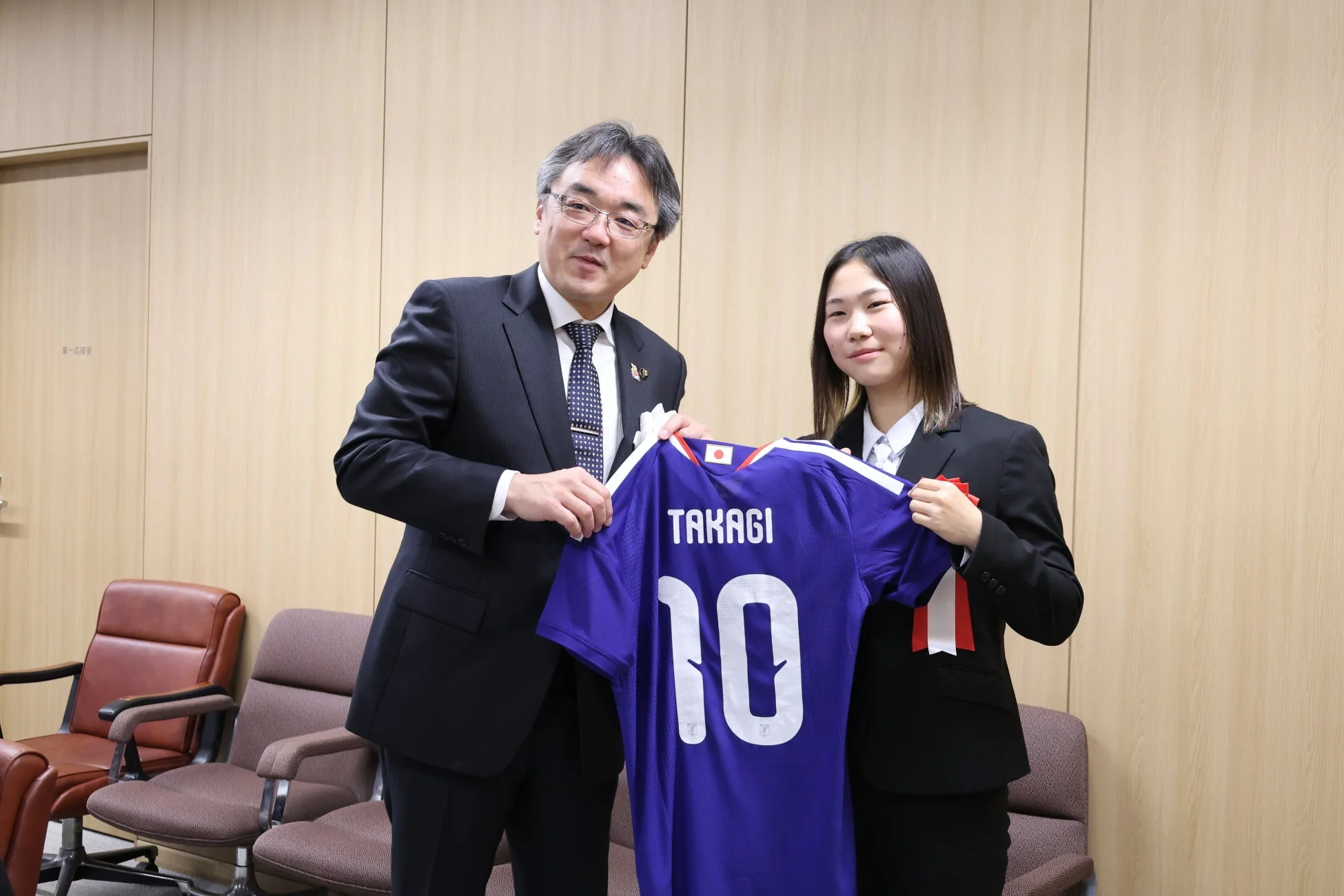 ユニフォームを受け取る髙木選手