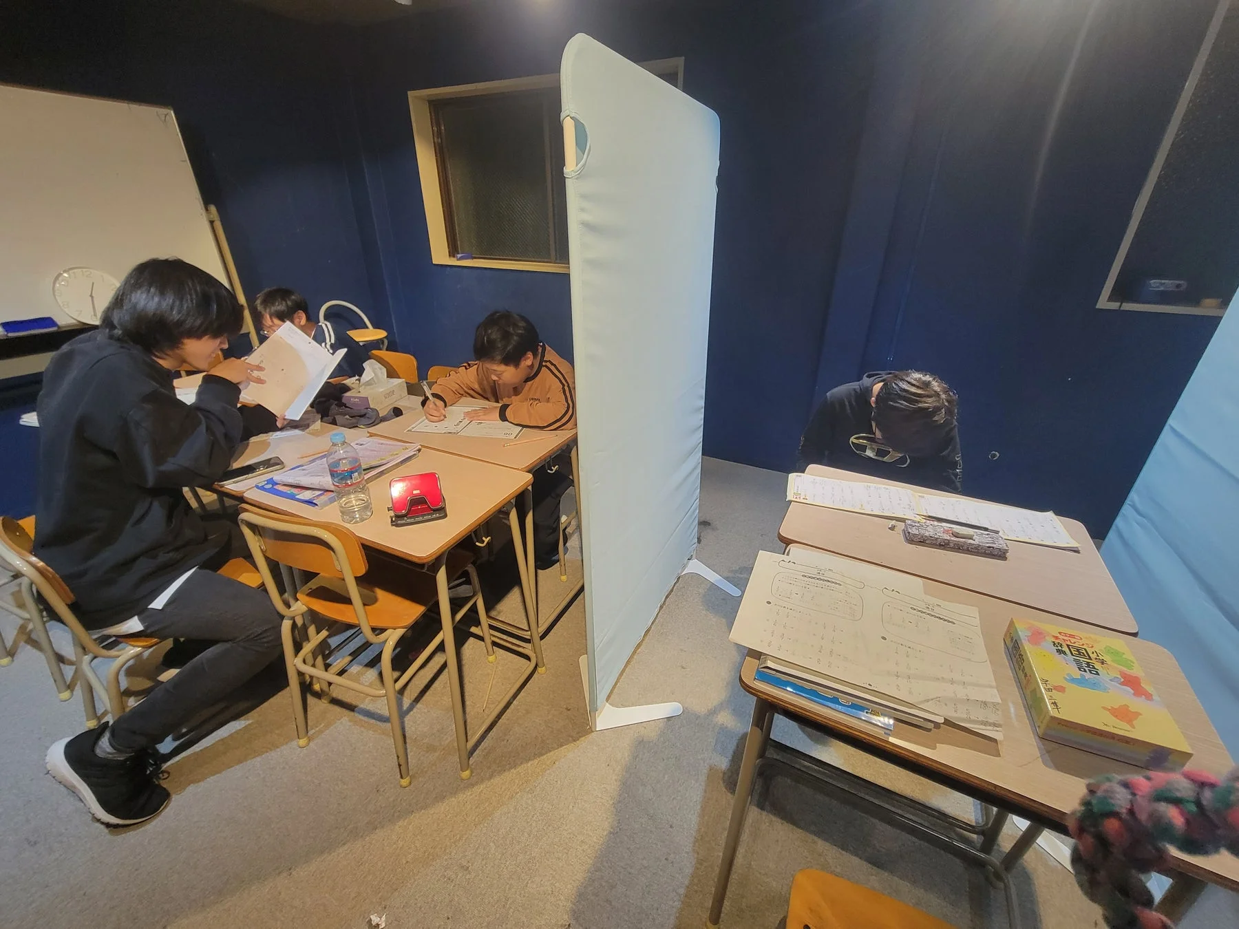 塾で勉強に集中する生徒たち