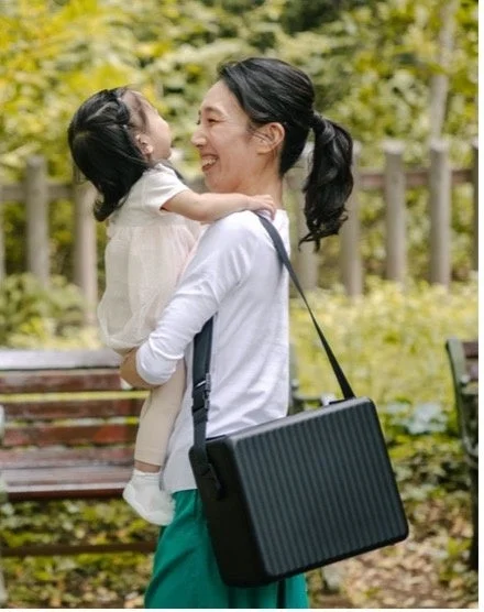 親子が公園で笑顔を見せる様子