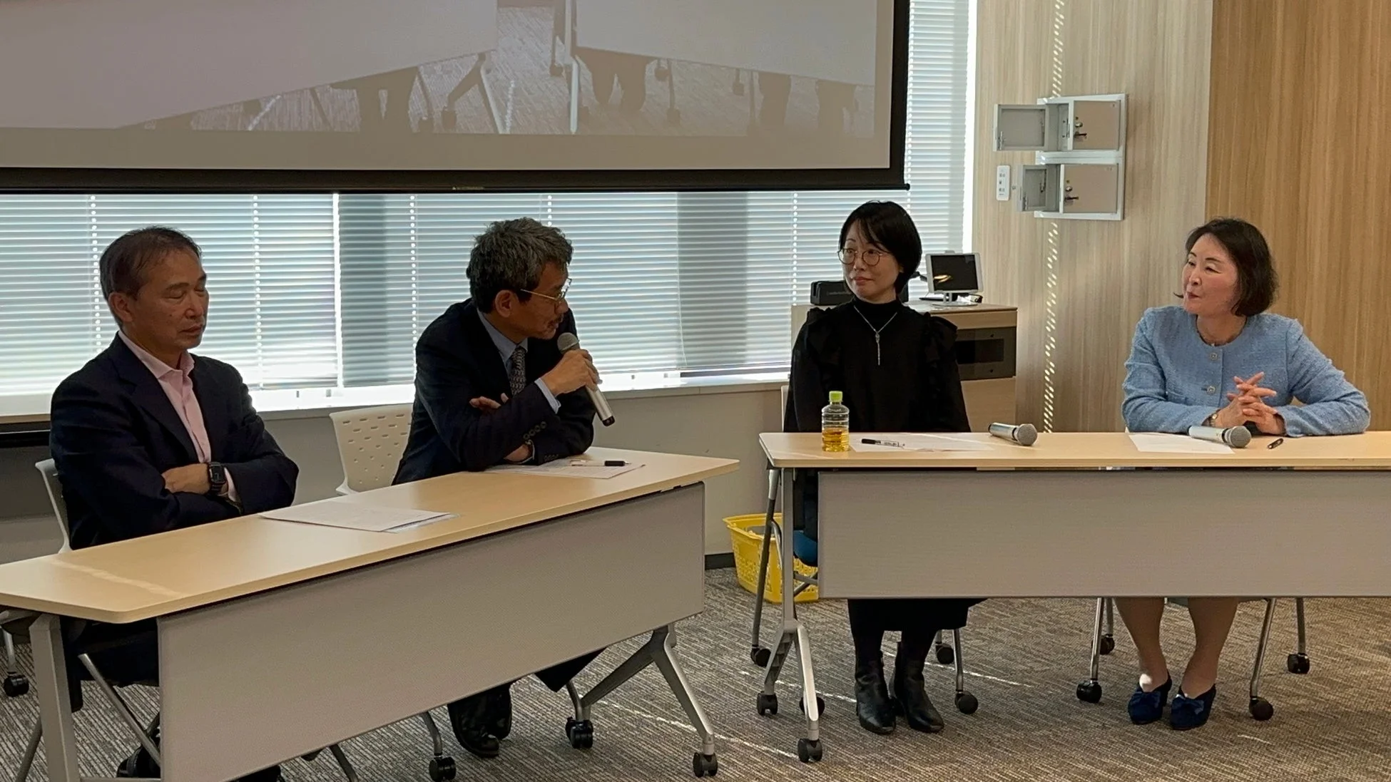 報告会で議論する専門家たち