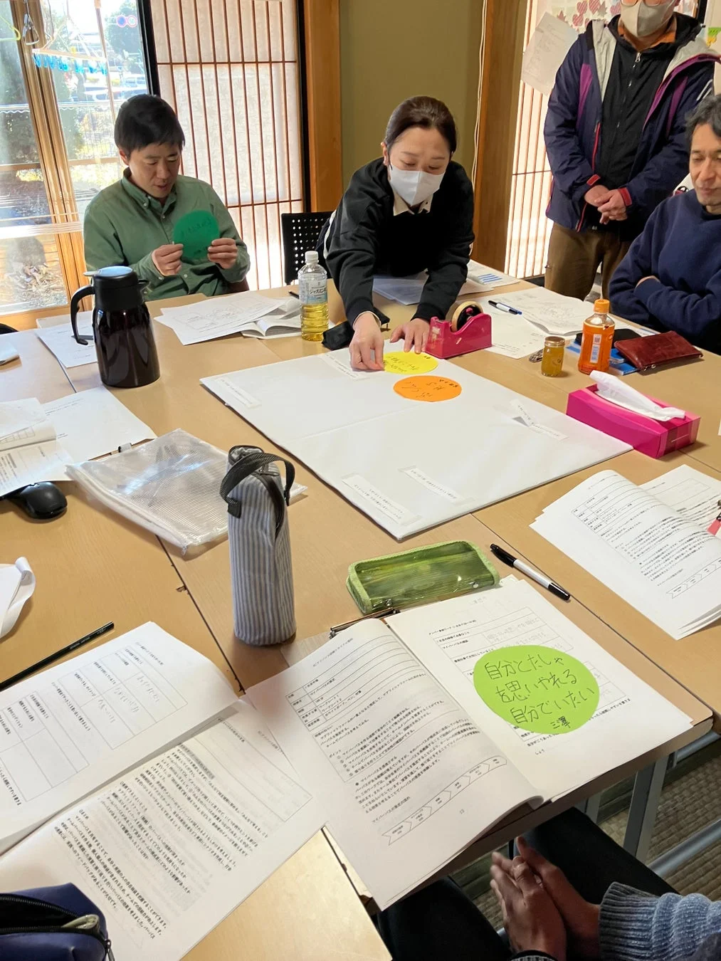 ワークショップで意見を出し合う参加者