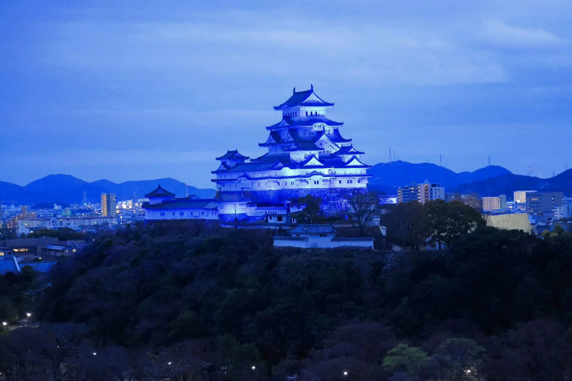 青くライトアップされた姫路城