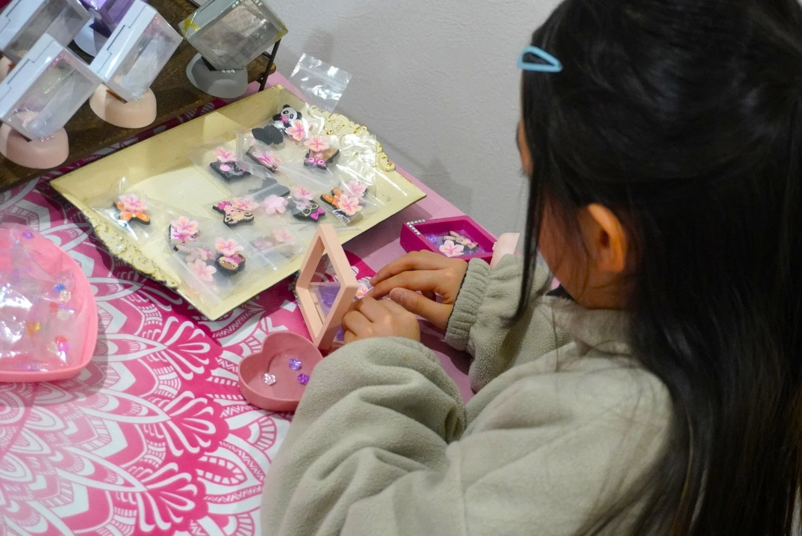 ワークショップで手作りを楽しむ子供