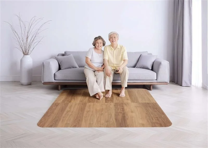 高齢者夫婦がリラックスして座っている様子