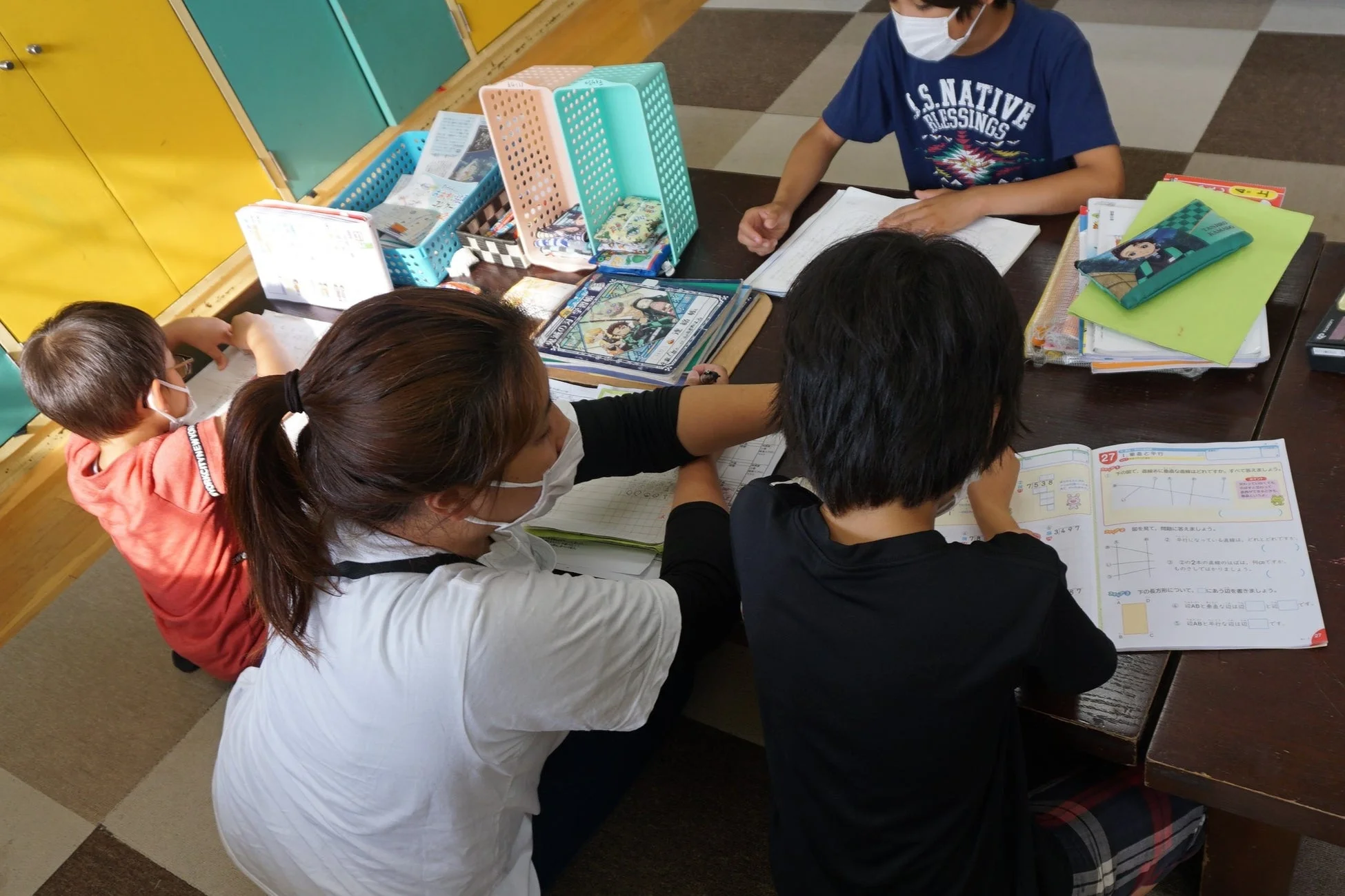 学習する子供たちと大人