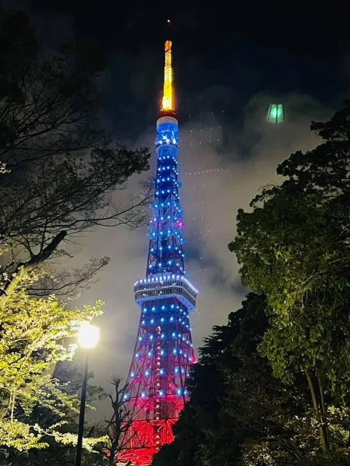 青くライトアップされた東京タワー