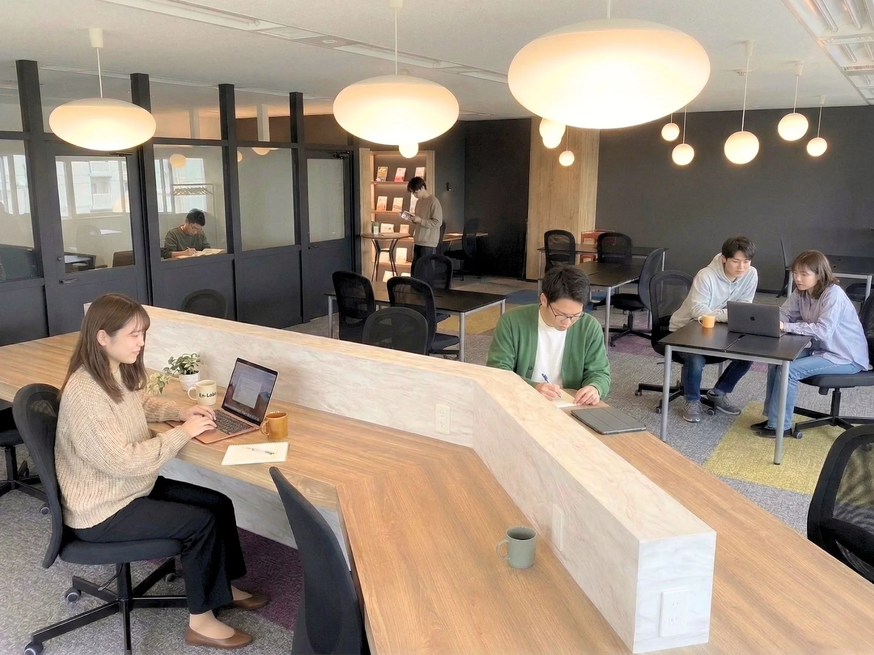 モダンなオフィス空間で作業する人々