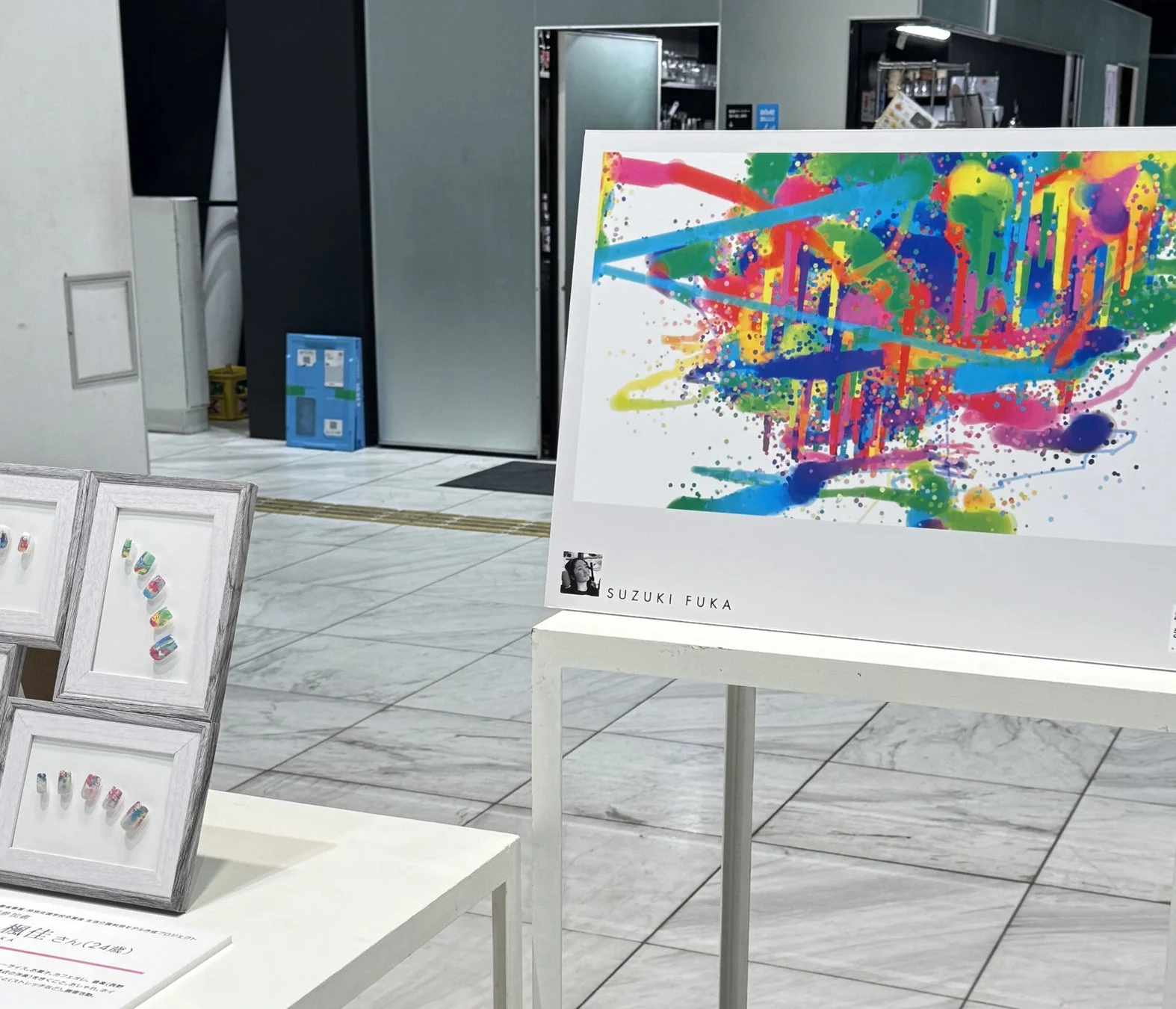 抽象画とネイルアートの展示