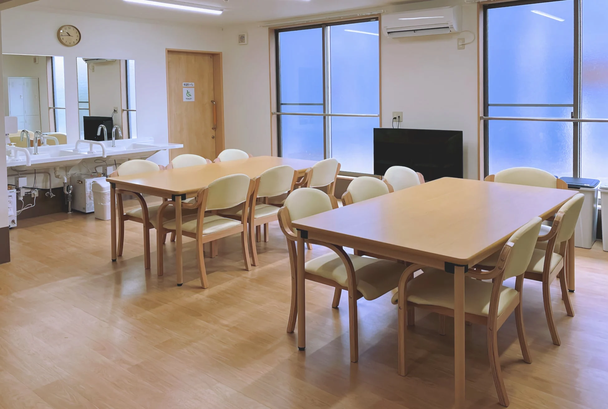 多目的トイレとダイニングスペース