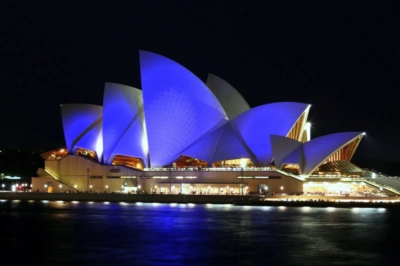 青くライトアップされたシドニーオペラハウス