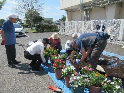園芸作業をするボランティア
