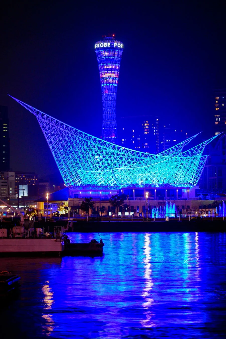 青くライトアップされた神戸ポートタワーと神戸海洋博物館