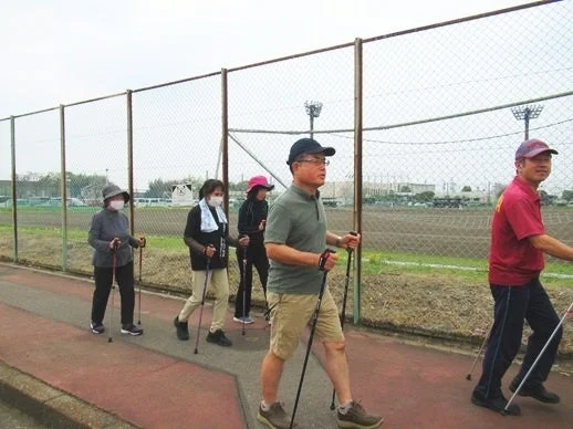 ポールウォーキングをする人々