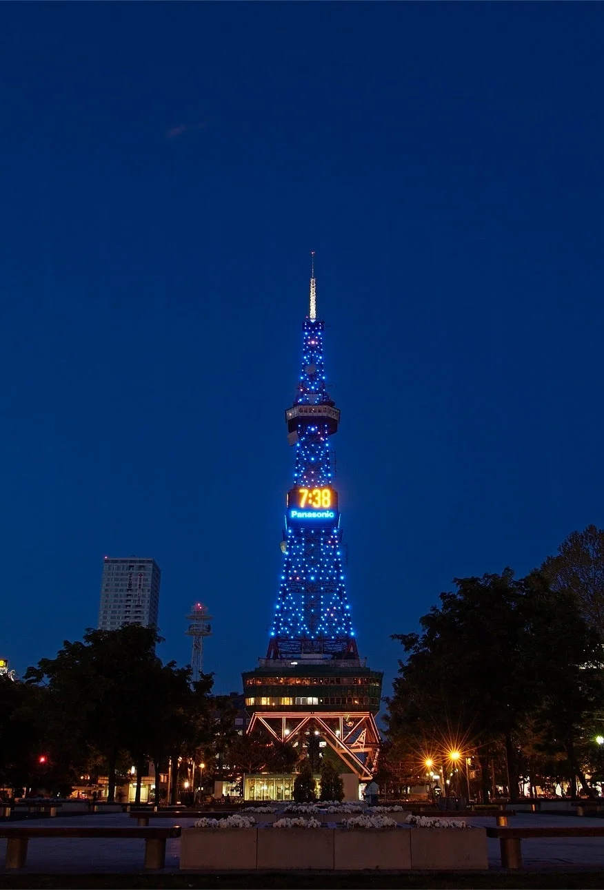 青くライトアップされた札幌テレビ塔