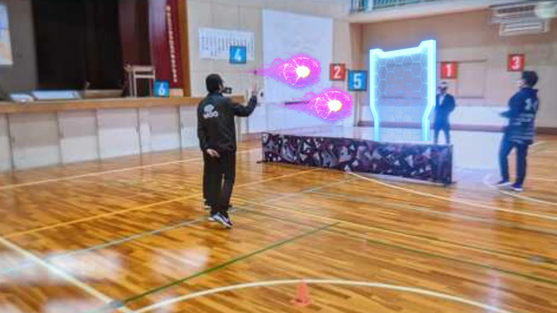 体育館でHADOをプレイする生徒たち