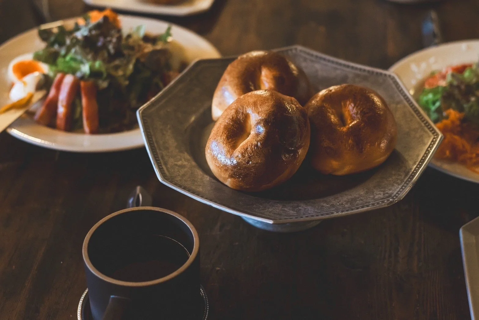 ベーグルとサラダの食事風景