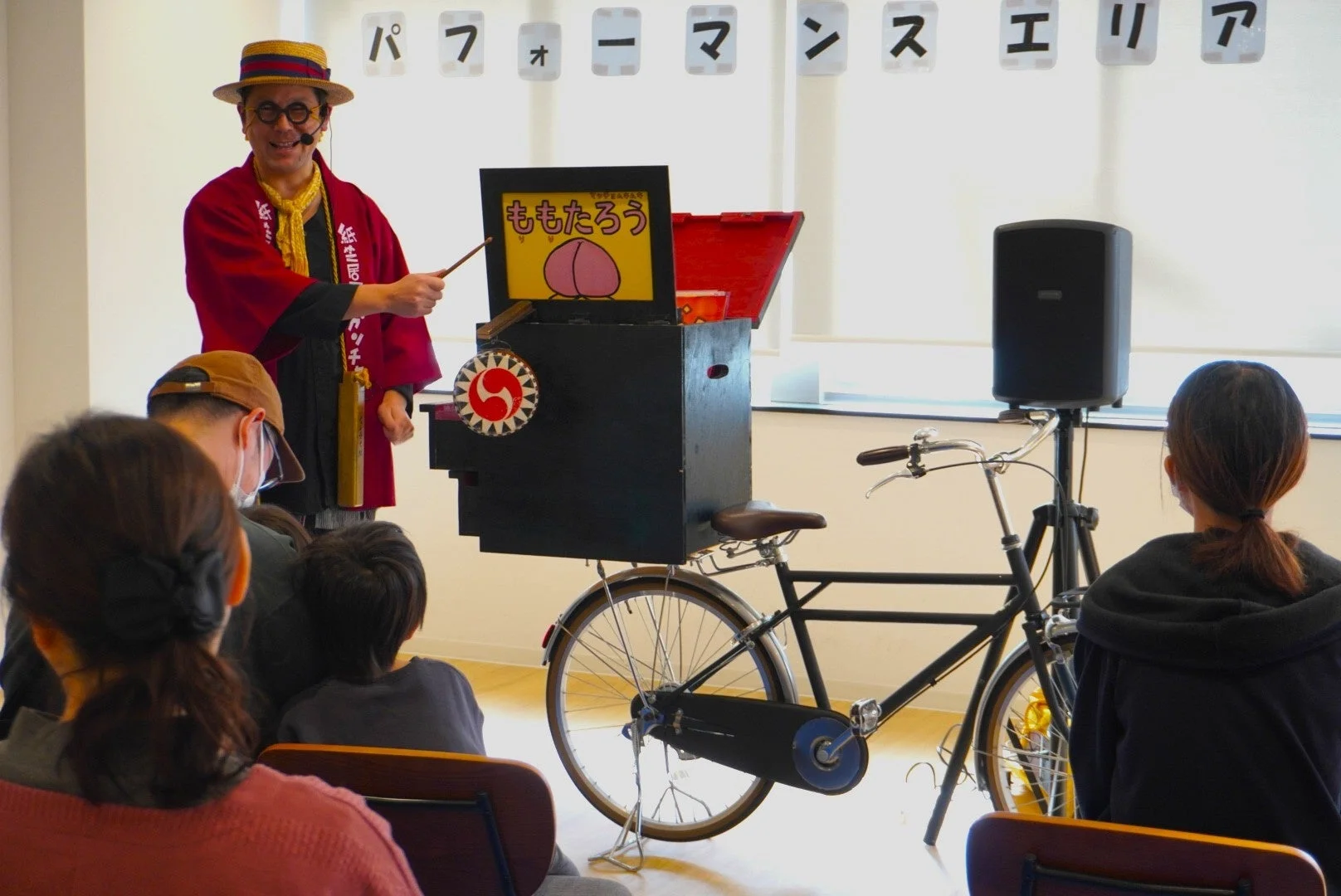 紙芝居を楽しむ人々