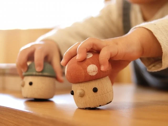 木のおもちゃで遊ぶ子供