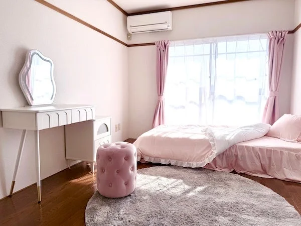 ピンクを基調とした可愛らしい寝室