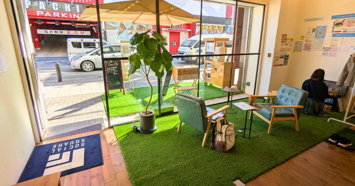 窓から光が差し込む開放的な空間