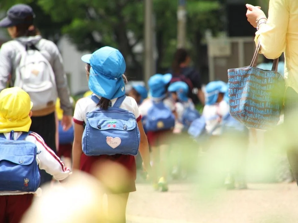 集団で歩く子供たち
