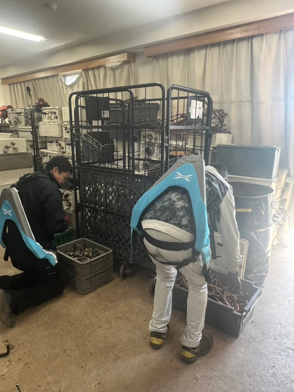 作業員がロールボックスパレットを扱っている画像