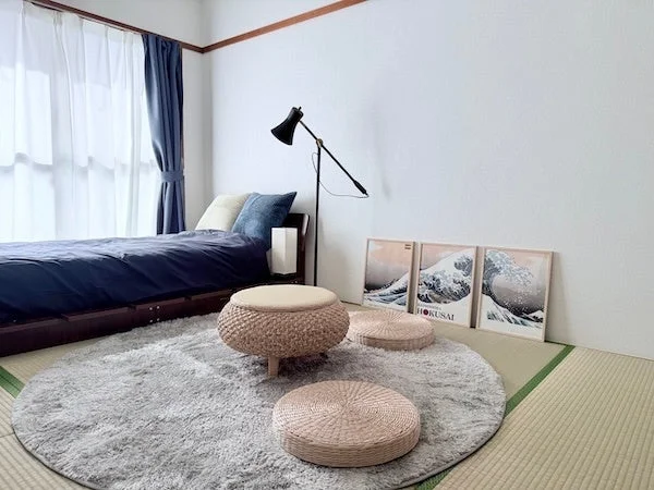 和モダンな寝室