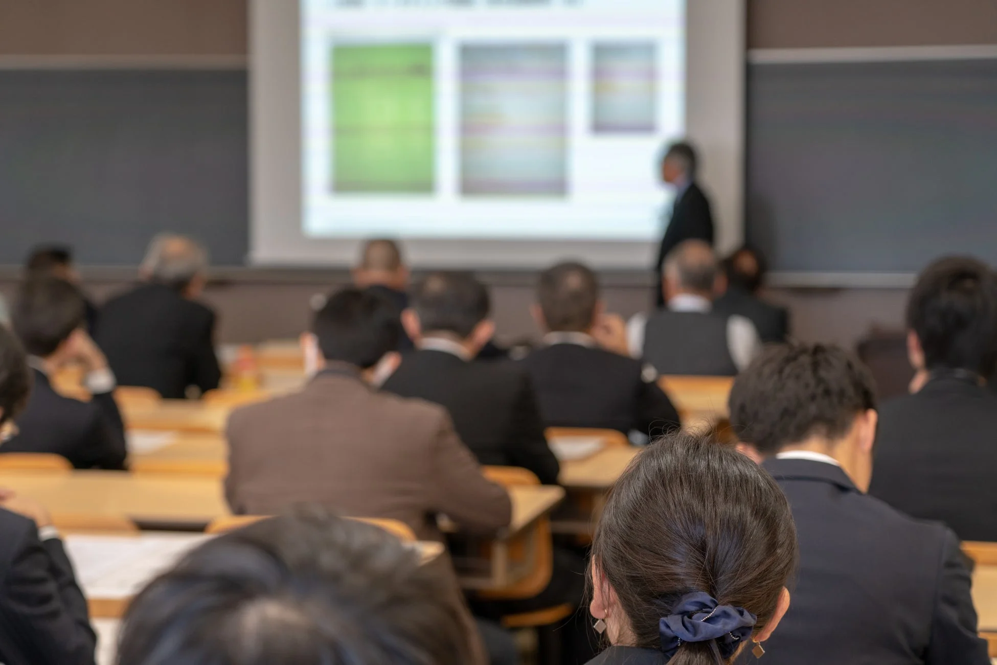 講義を聞く聴衆の様子