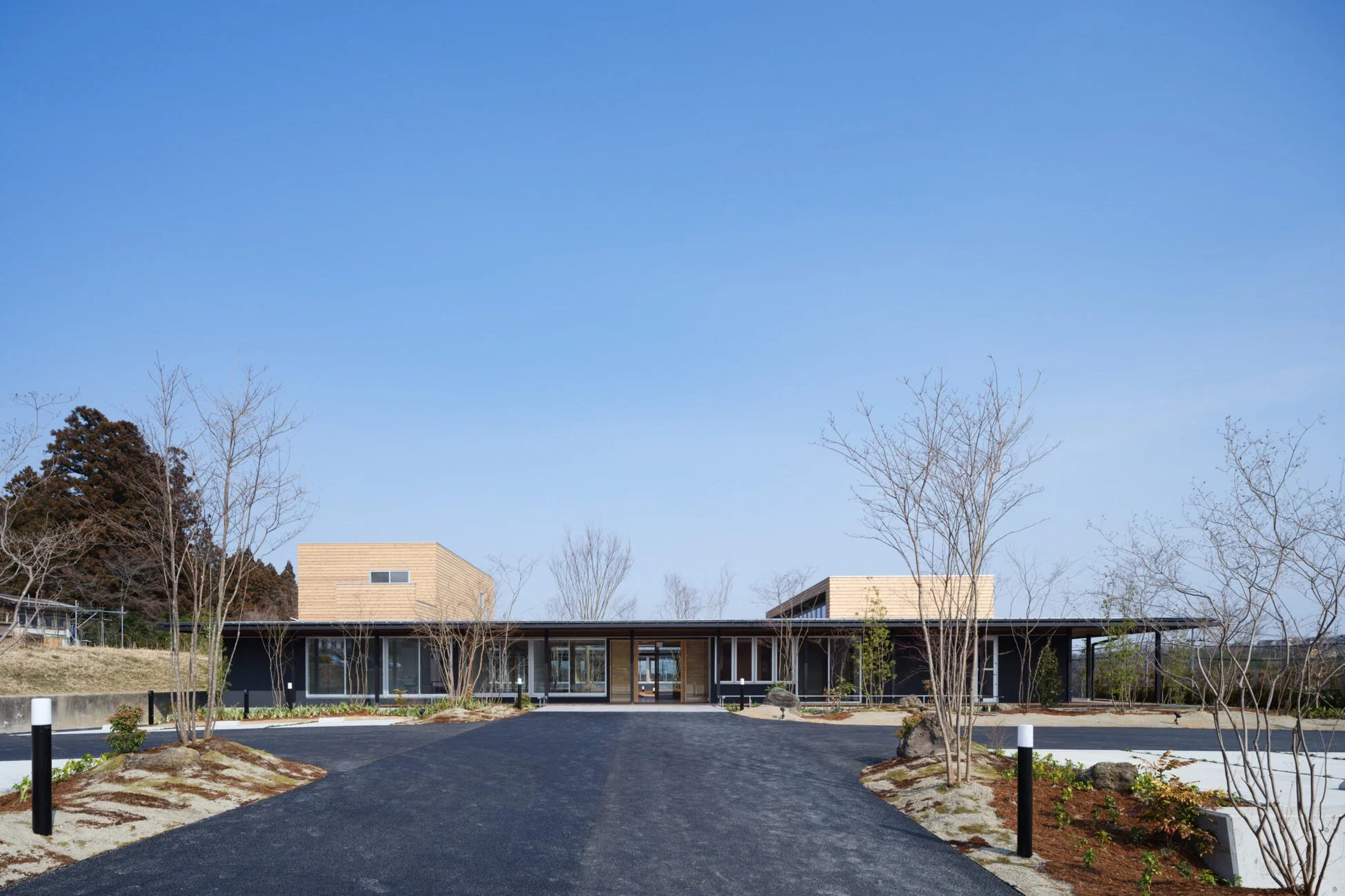 モダンな低層建築物、青空、駐車場、庭園