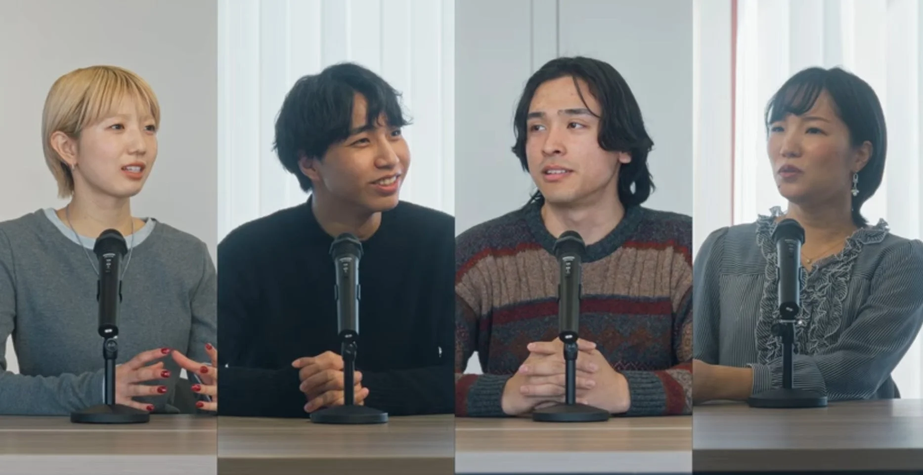 マイクを囲む人々