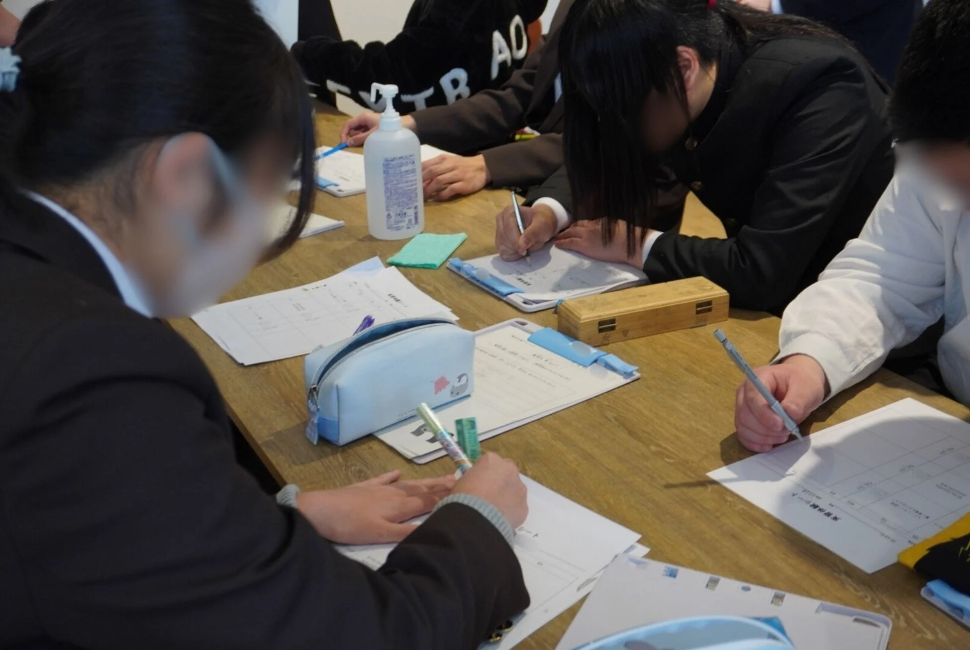 真剣に筆記作業に取り組む生徒