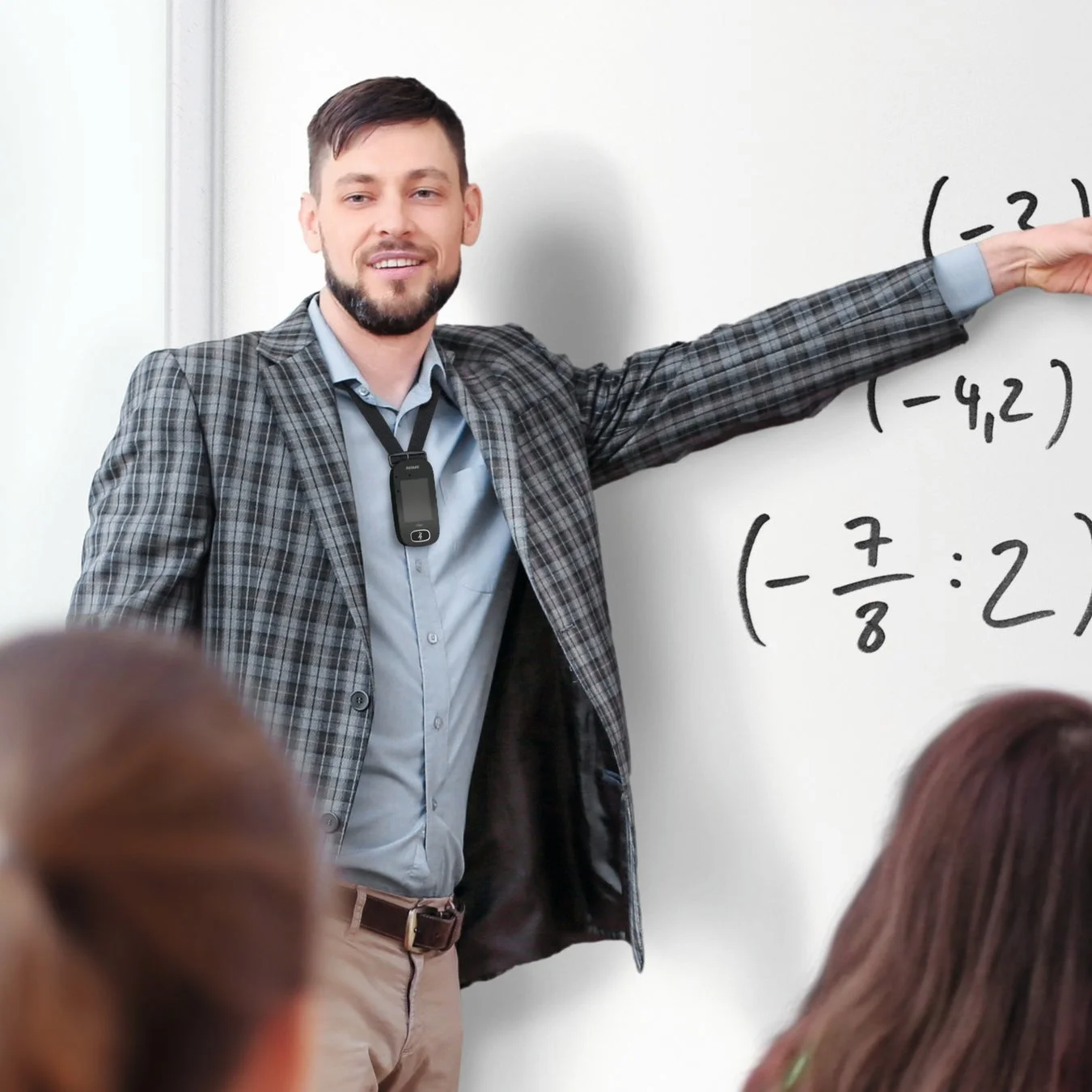 男性教師がワイヤレスマイクを下げて授業をしている様子