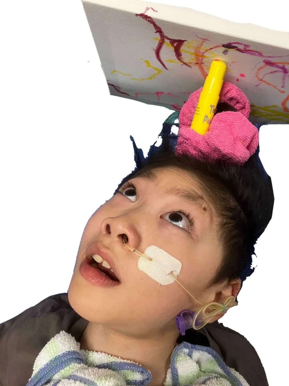 鼻チューブを装着したKIRAさんが、頭に固定された絵の具チューブを使い、キャンバスに抽象画を描いている様子